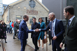 Finansminister Nicolai Wammen (A)  ankommer og hilser på formand for Danske Regioner Anders Kühnau (A) 