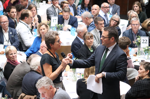 Dame stiller spørgsmål til debatmøde hvor hun får en mikrofon at kunne tale i