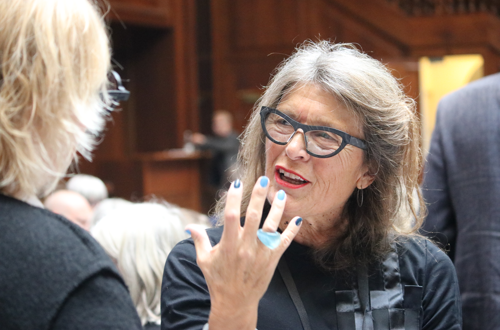 Kvinde diskuterer med en anden kvinde under et debatmøde