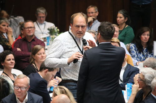 Jonathan Schloss bliver interviewet ifm. debatmøde