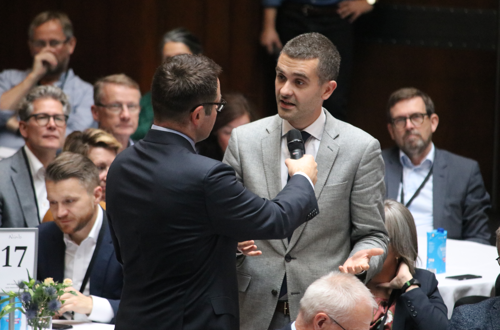 Andreas bliver interviewet under et debatmøde