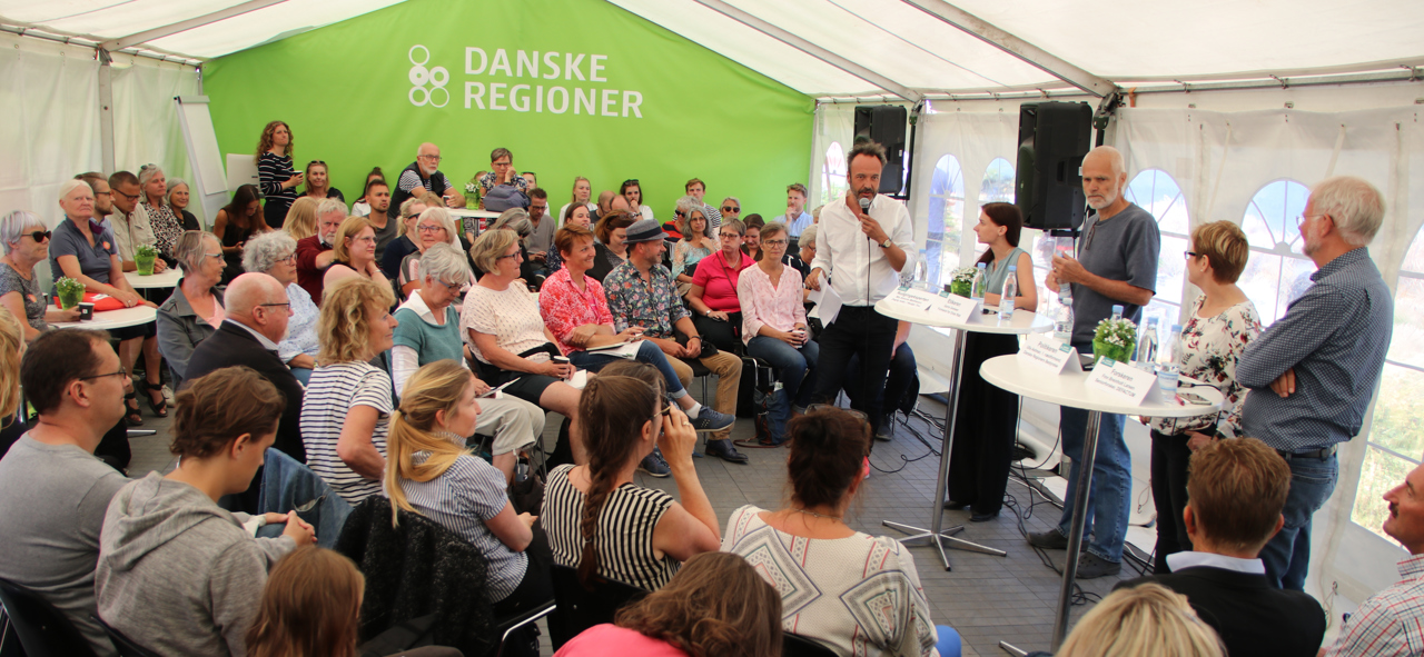 Danske Regioner afholder debat for mange mennesker i et telt på Folkemødet.