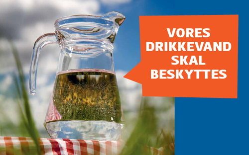 Vandkaraffel som står på et bord ude i naturen, hvor der i en taleboble er teksten "Vores drikkevand skal beskyttes"