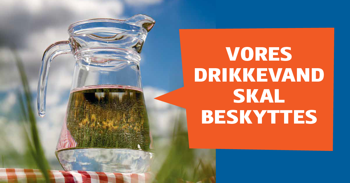 Vandkaraffel som står på et bord ude i naturen, hvor der i en taleboble er teksten "Vores drikkevand skal beskyttes"