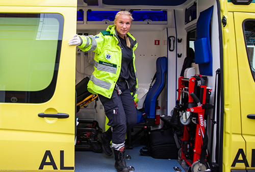 Ambulanceredder holder døren til ambulancen åben