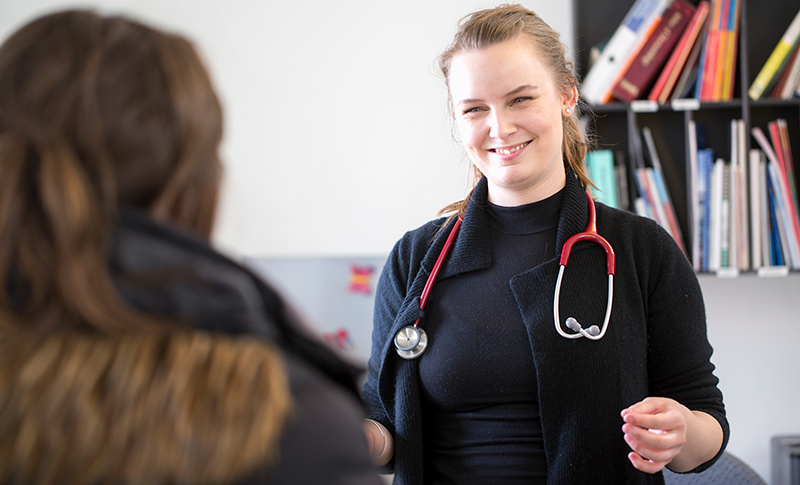 Læge smiler til patient