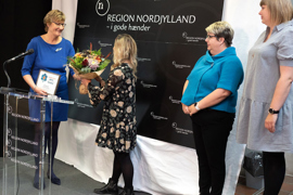 Psykiatriens Peerboard "MED ikke FOR", Region Nordjylland, vinder prisen for Årets Borgerinddragende Initiativ 2020. Pris overrækkes af regionsrådsmedlem Lone Sondrop (V), Region Nordjylland
