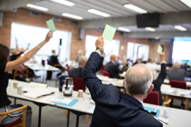 Regionsrådsmedlemmer stemmer i Region Nordjylland