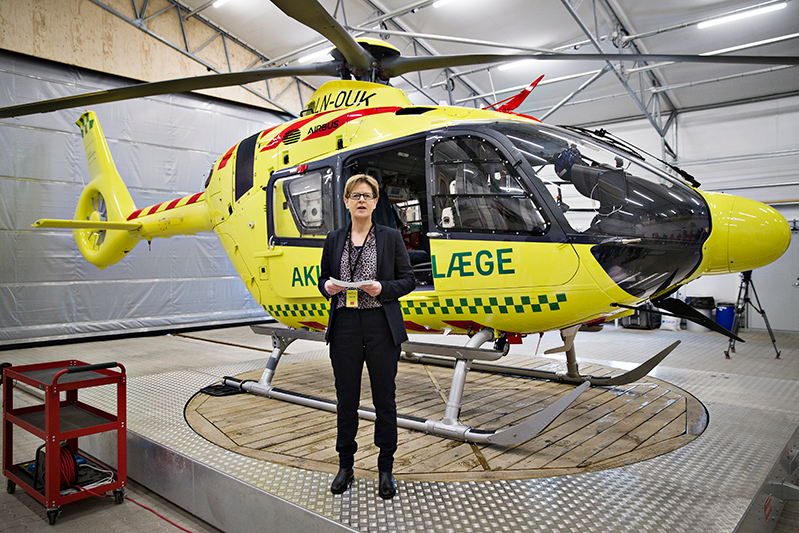 Næsteformand i Danske Regioner Ulla Astman står foran helikopter