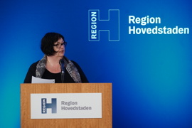 Regionsrådsmedlem i Region Hovedstaden på talerstolen