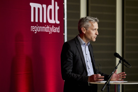 Regionsrådsmedlem i Region Midtjylland på talerstolen