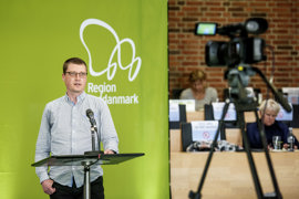 Regionsrådsmedlem i Region Syddanmark på talerstolen