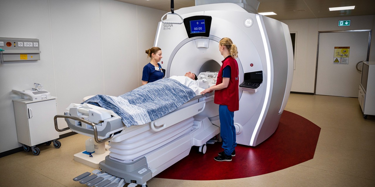 person scannes i en mr-scanner.