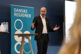 Sundhedsminister Magnus Heunicke på talerstolen.