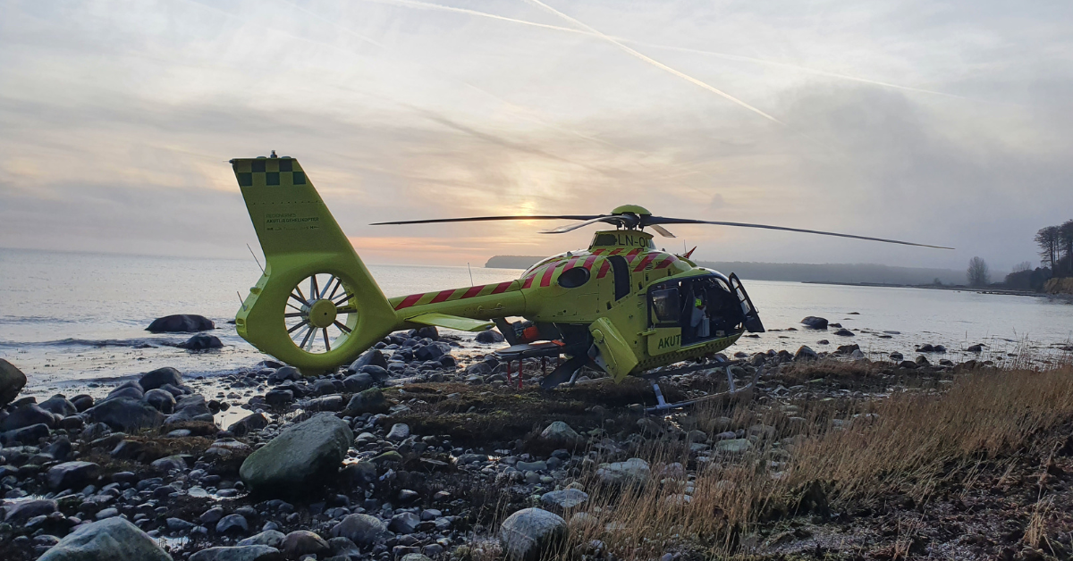 Helikopter lander på stranden