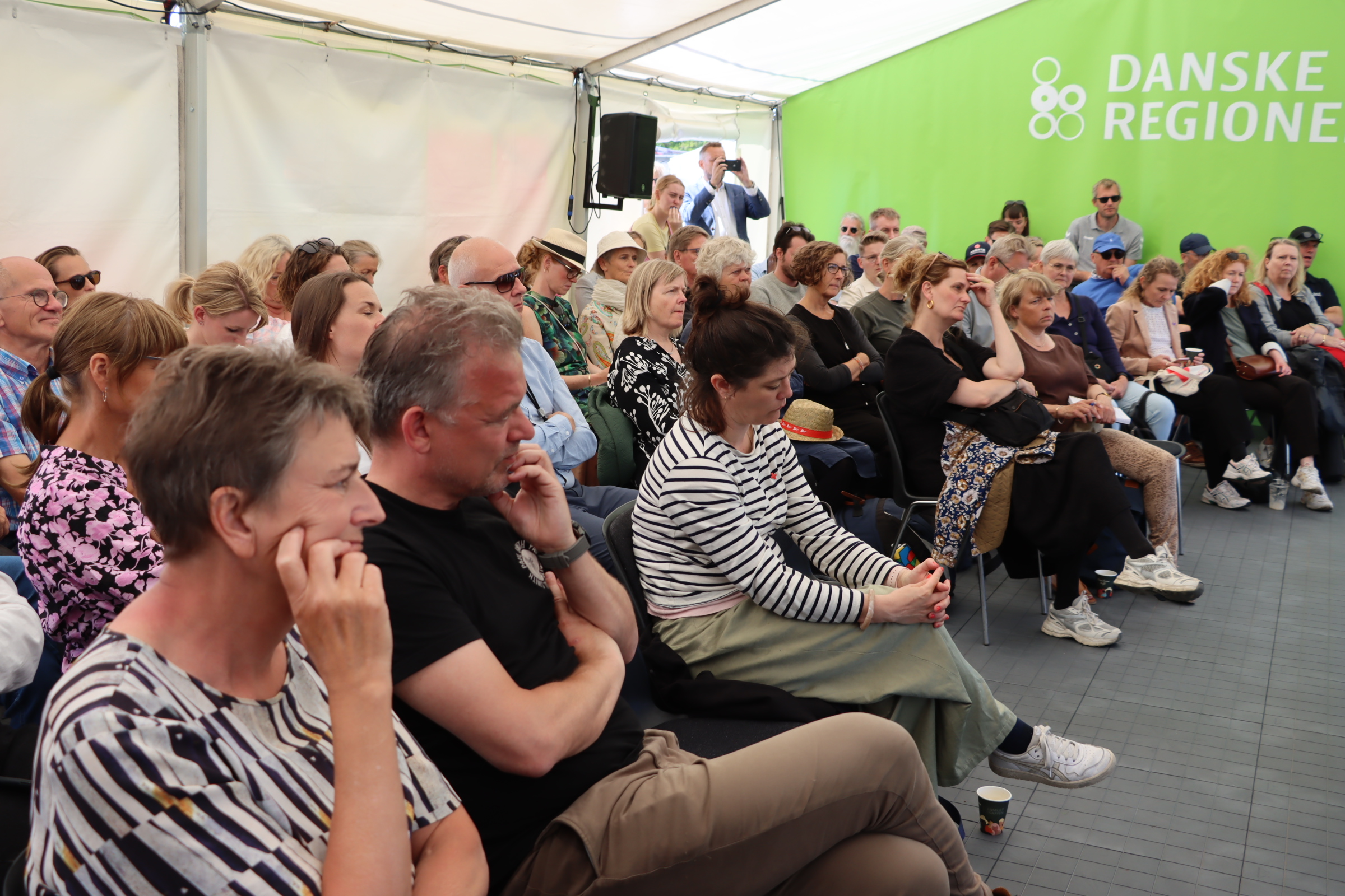 Publikum til debat i danske regioners telt