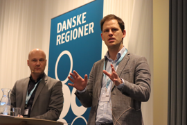 Regionsrådsformand og formand for udvalget for miljø og klima, Mads Duedahl (V) taler. Formanden for Danske Regioner Anders Kühnau i baggrunden.