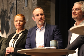 Politisk leder for Radikale Venstre Martin Lidegaard (B) taler ved partilederdebatten. Til venstre: Formand for Danmarksdemokraterne Inger Støjberg (Æ). Til højre: folketingsmedlem for Liberal Alliance Henrik Dahl (I)
