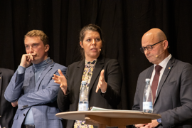 Politisk leder for Alternativet Franciska Rosenkilde (Å) på talerstolen. Til venstre: formand for Dansk Folkeparti Morten Messerschmidt (O). Til højre: formand og politisk leder for Konservative Søren Pape Poulsen (C).