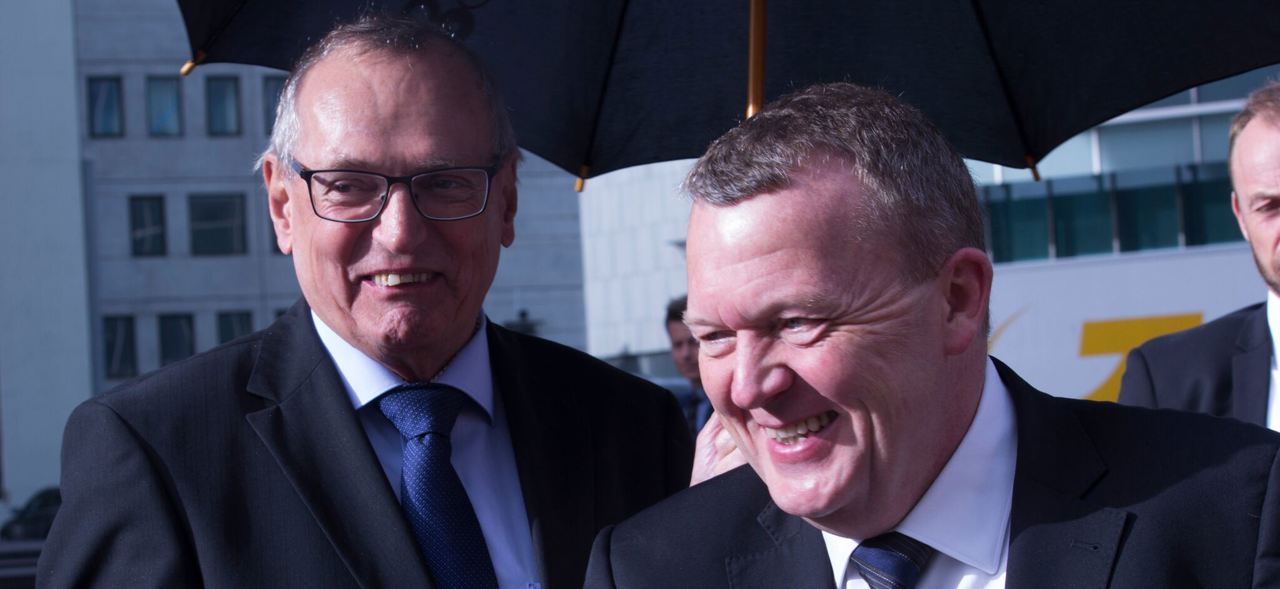 Lars Løkke Rasmussen smiler og hilser