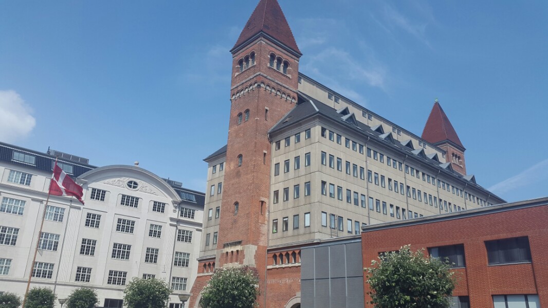 Danske Regioners hovedkontor set nede fra gaden