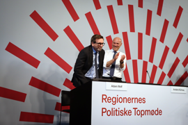 Salen takker Danske Regioners Administrerende direktør, Adam Wolf