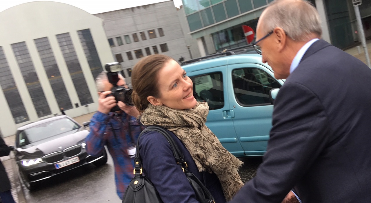 Ellen Trane Nørby hilser på Bent Hansen