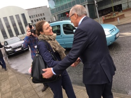 Afgående formand for Danske Regioner, Bent Hansen, tager imod sundhedsminister Ellen Trane Nørby.