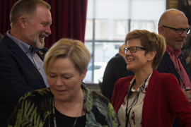 Formand for Sundhedsudvalget i Danske Regioner og regionsrådsformand i Region Nordjylland, Ulla Astman, i samtale med regionsrådspolitiker Jess V. Laursen fra Region Nordjylland.