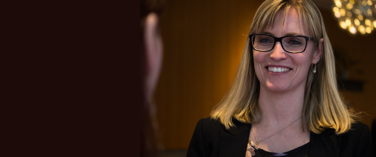 Lose bliver interviewet, hvor hun fremstår smilende og glad