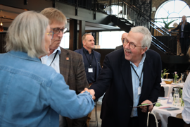 Regionsrådsmedlem i Region Midtjylland, Per Møller Jensen (A), hilser på regionsrådsmedlemmer
