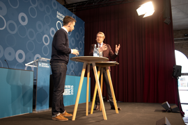 Søren Lippert interviewer Rasmus Meyer, formand for Trivselskommissionen