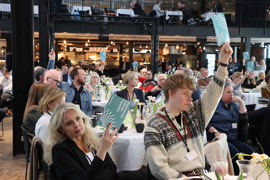 Afstemning: Regionsrådsmedlemmer i Region Midtjylland, Rose-marie Mollerup (P) og Jakob Fuglsang Andersen (F)