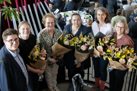 Formand for Danske Regioners udvalg for det nære sundhedsvæsen Christoffer Buster Reinhardt sammen med vinderne af prisen Årets Patientoplevelse
