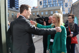 Regionsrådsmedlem hilser på formandskabet