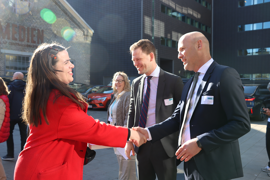 Regionsrådsmedlem ankommer