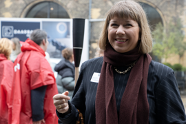 Gæst ankommer til regionernes politiske topmøde 2024
